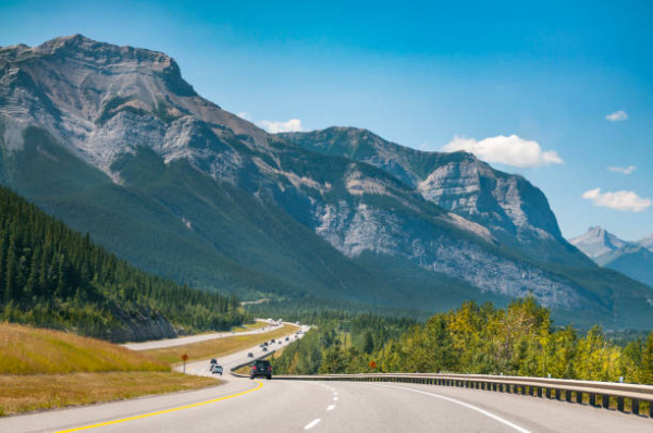HISTORY OF THE TRANSCANADA HIGHWAY Li Zhiguo Traffic